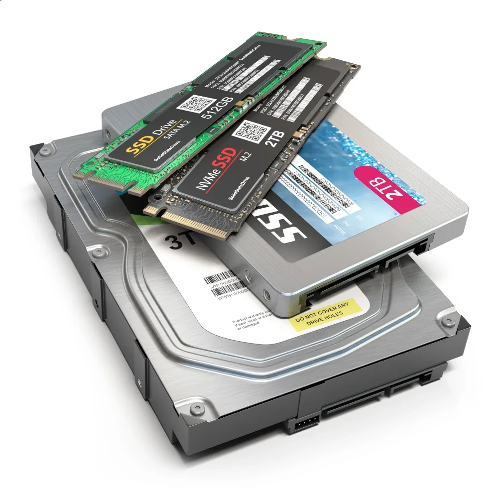 Počítačové disk: HDD, SSD, SSD M.2 na bílém pozadí